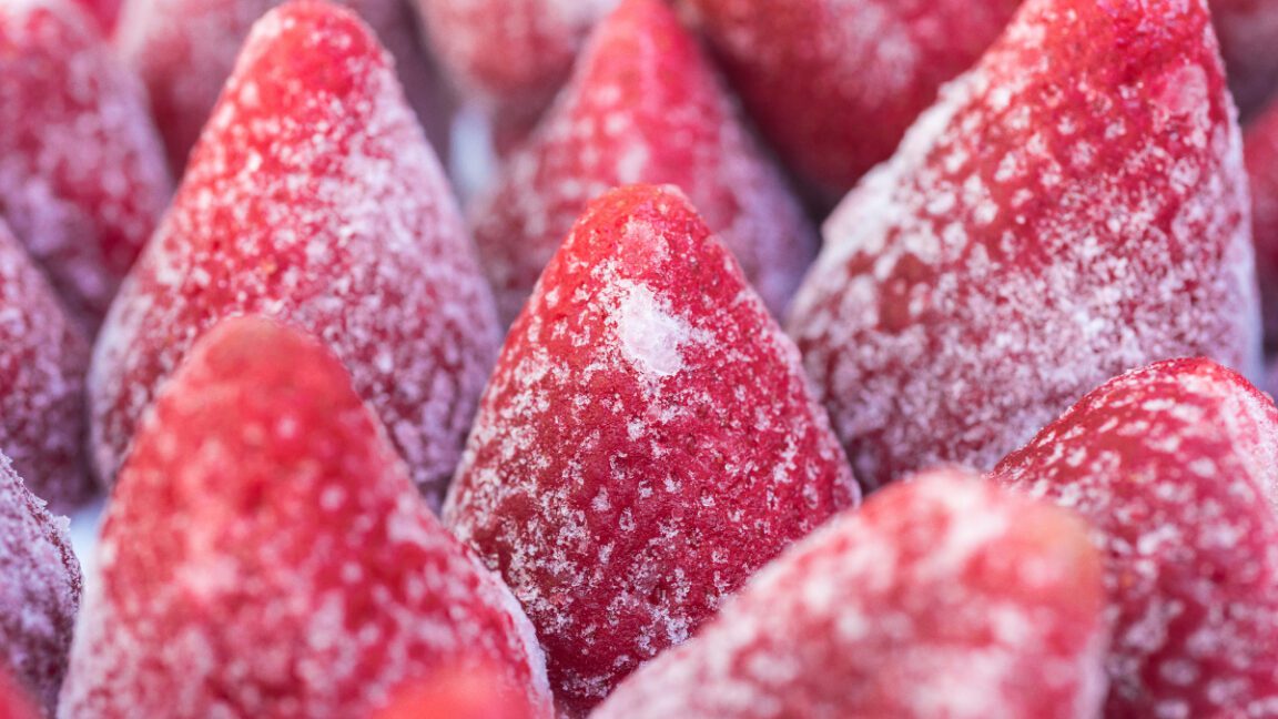 Follow these steps to properly freeze strawberries!
