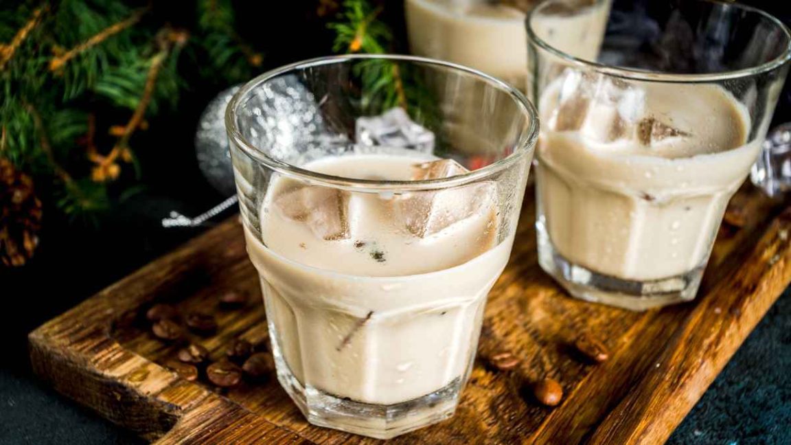 Pour, sip, and savor – homemade Baileys, straight from your kitchen!